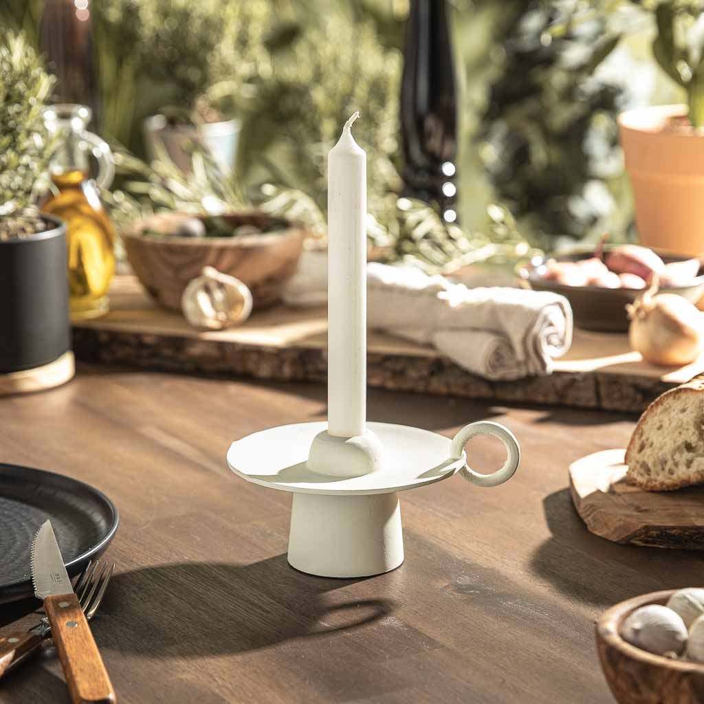 Iron Kerzenständer auf gedecktem Tisch, rustikales Design, stimmungsvolle Atmosphäre, cremefarbene Variante.