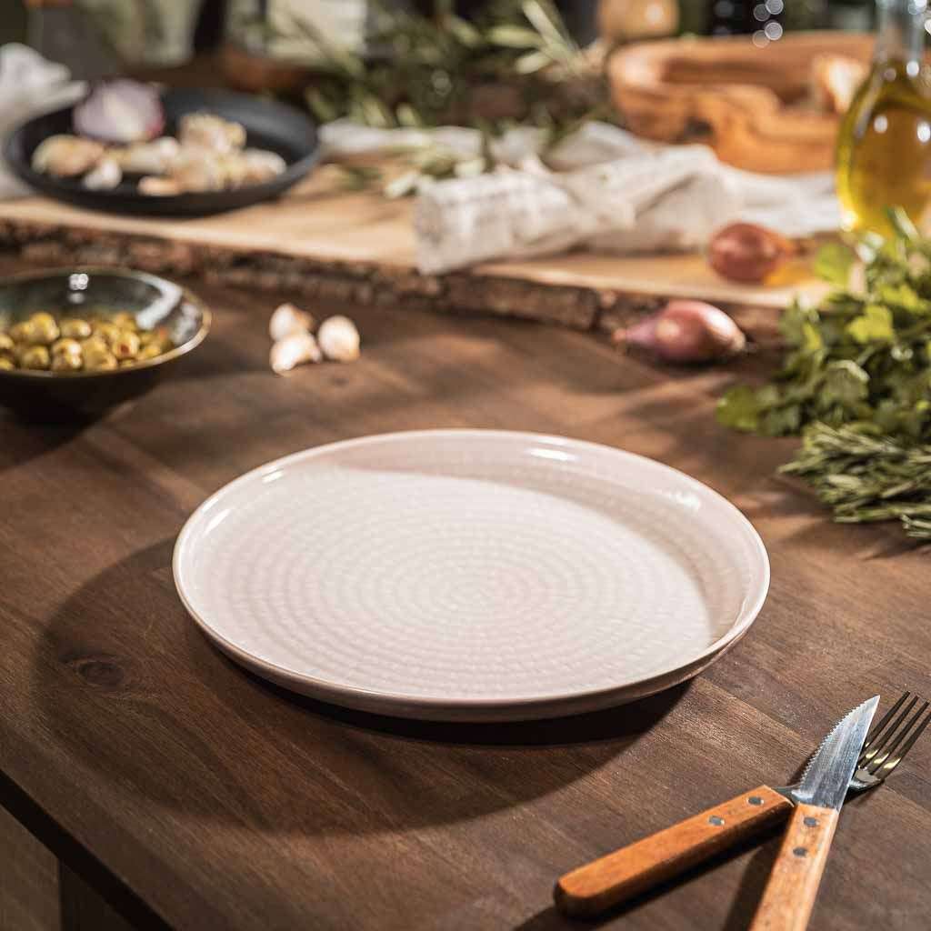 HOTTY Porzellan-Geschirr mit elegantem grauen Muster auf rustikalem Holztisch, ideal für stilvolles Dining.