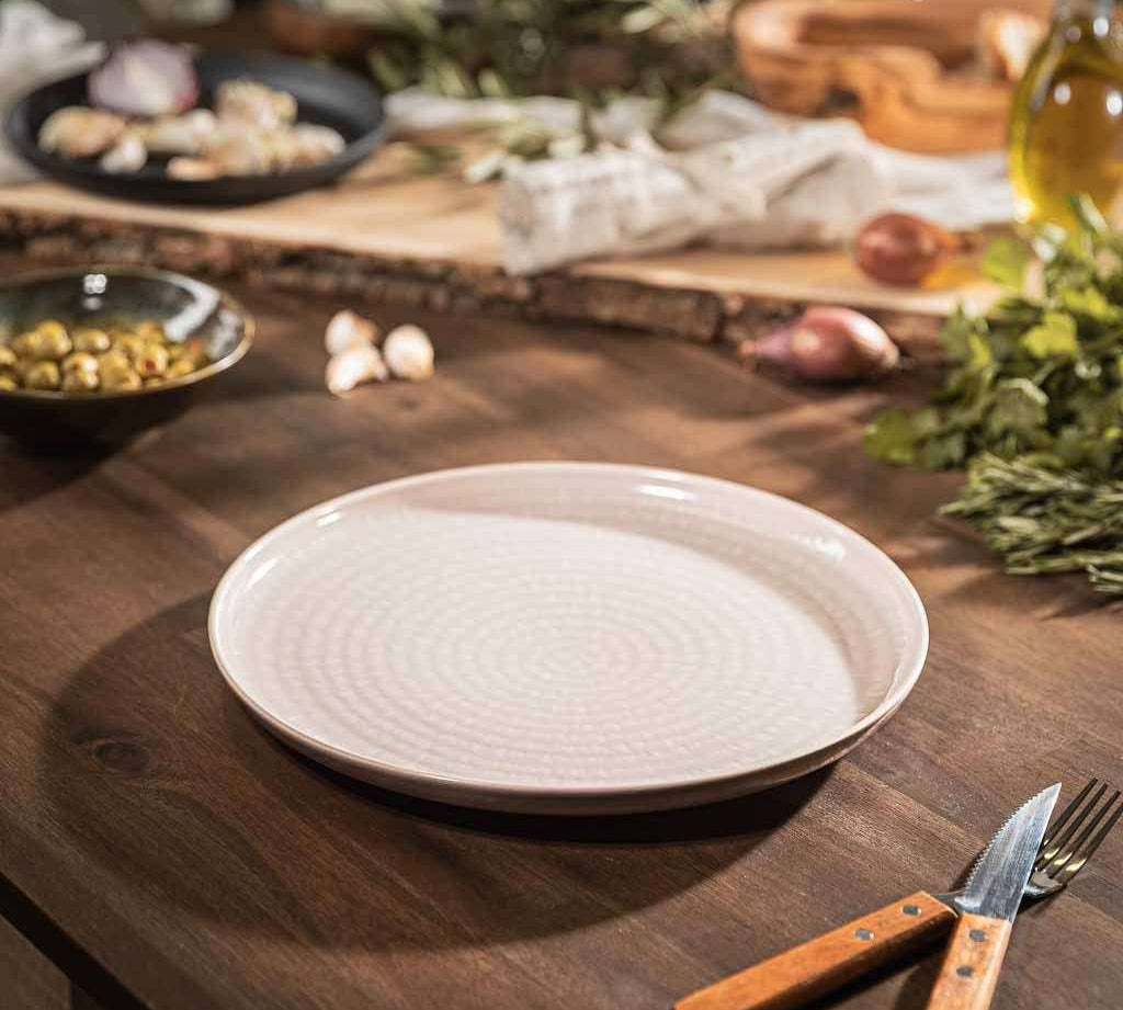 HOTTY Porzellan-Geschirr mit elegantem grauen Muster auf rustikalem Holztisch, ideal für stilvolles Dining.