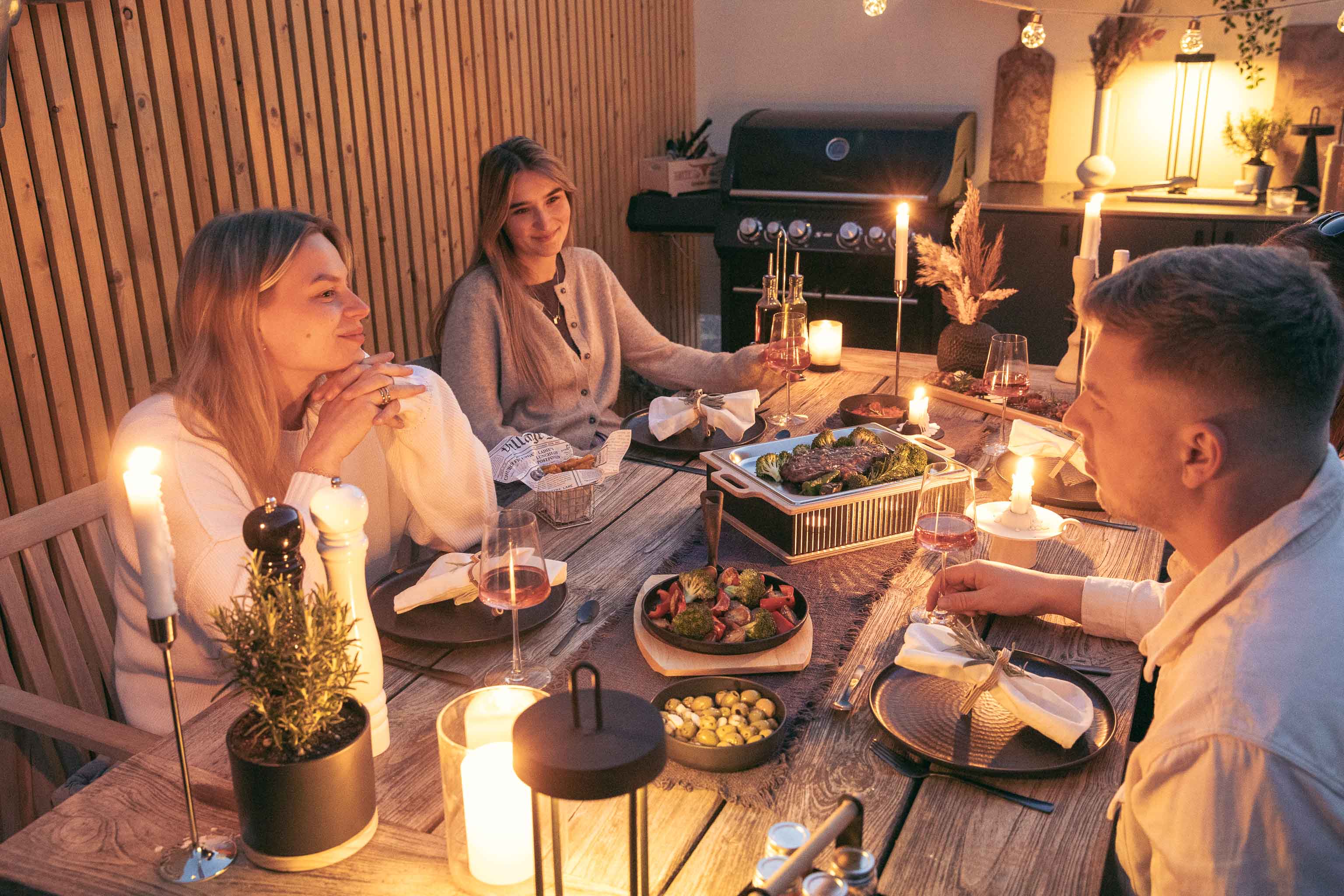 Grillgut warmhalten beim Grillen – So bleibt’s warm, bis alle essen können - Hotty