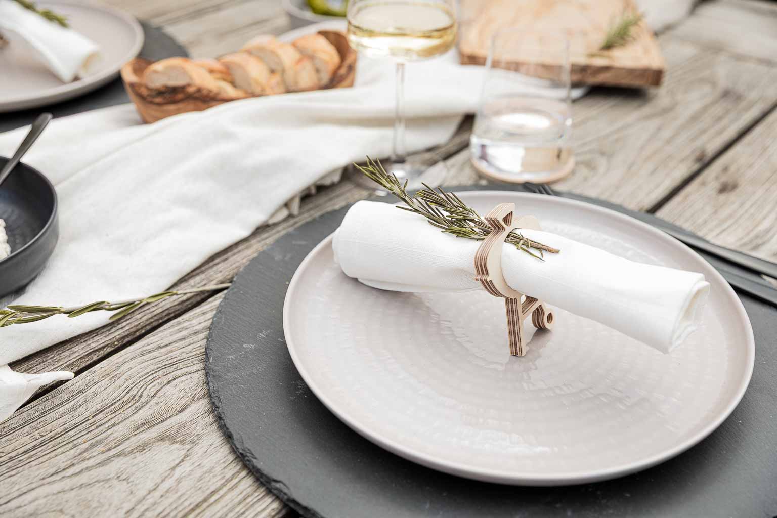 Grill Tischdeko mit Snackpapier, Windlicht und Kerzenhalter