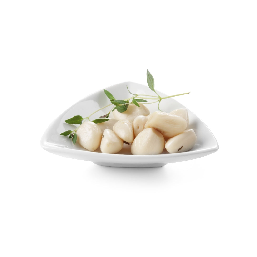 Dreieckige Mini Tapas Bowl aus Porzellan mit Knoblauchzehen und Kräutern.