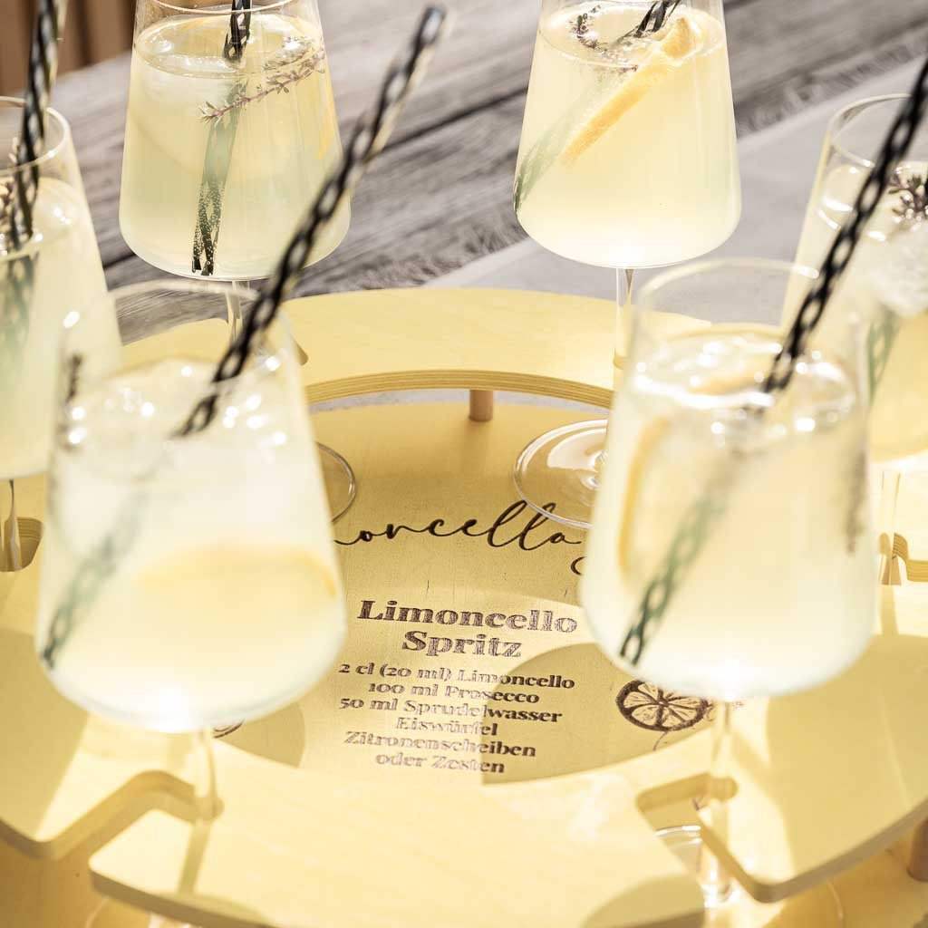 AperitifBar Amalfi in Gelb mit Limoncello Spritz Rezept und gefüllten Gläsern.