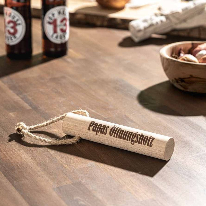 Personalisierbarer Holz-Flaschenöffner "Öffnungsholz" auf Holzoberfläche, robust und langlebig.