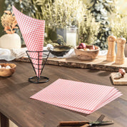 HOTTY Snackpapier auf Holzttisch in stilvoller Küchenumgebung, ideal zum Servieren von Streetfood; fettdicht und lebensmittelecht.