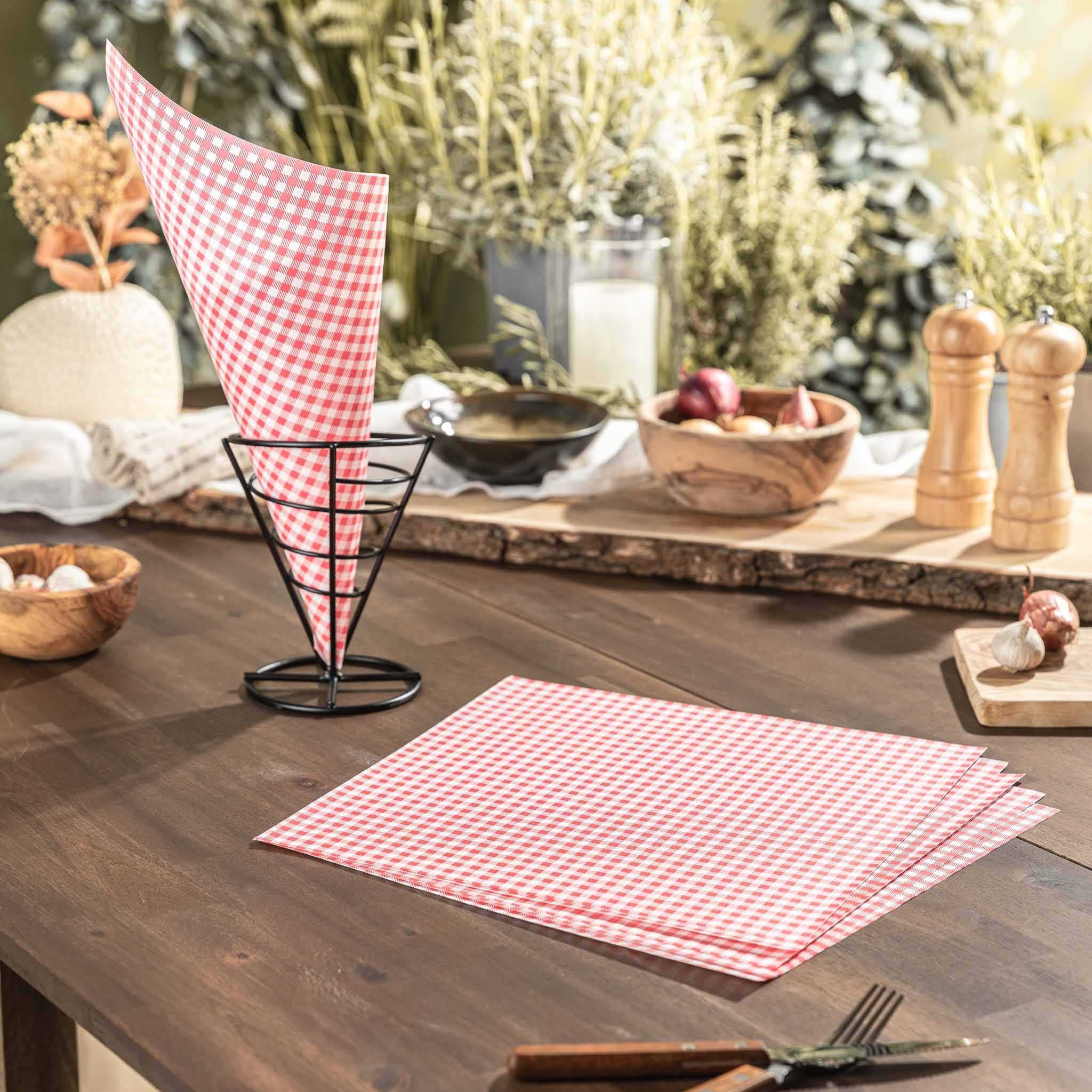 HOTTY Snackpapier auf Holzttisch in stilvoller Küchenumgebung, ideal zum Servieren von Streetfood; fettdicht und lebensmittelecht.