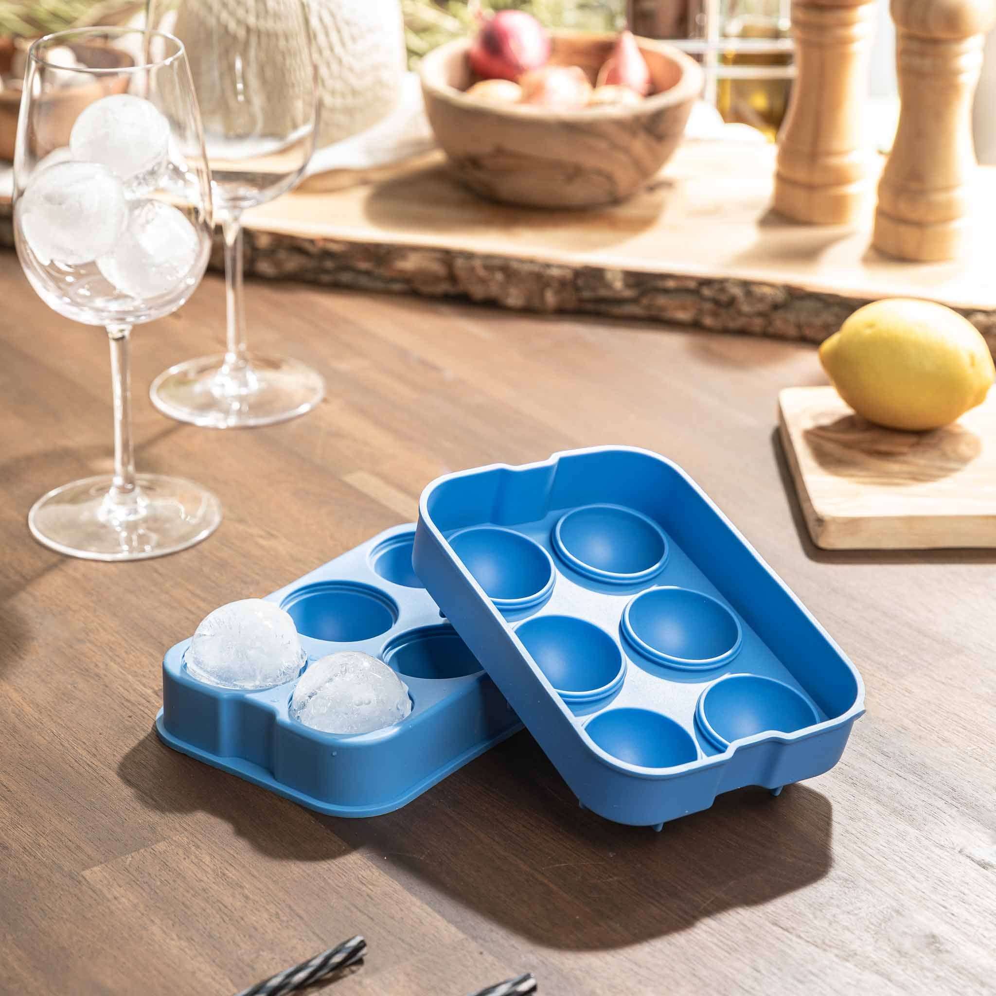 Silikon-Eiswürfelformen für runde und Kristall-Eiswürfel auf Tisch beim BBQ.