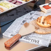 Pfannenwender aus Edelstahl mit Holzgriff, perfekt zum Wenden und Servieren von Fleisch, Fisch und Gemüse.