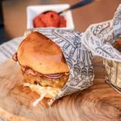 HOTTY Snackpapier mit Zeitungsoptik, ideal für Burger und Streetfood-Präsentation.