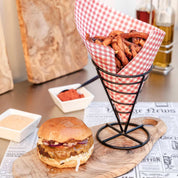 HOTTY Snackpapier in Zeitungsoptik mit Burger und Pommes serviert.