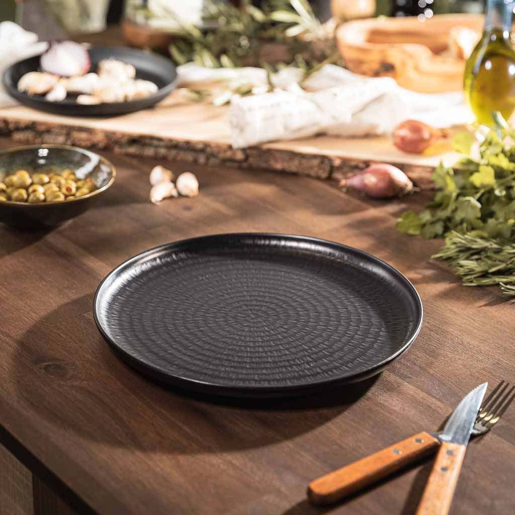 Schwarzer Porzellanteller von HOTTY Porzellan-Geschirr auf Holz-Tisch, edles Design, ideal für stilvolles Dining.