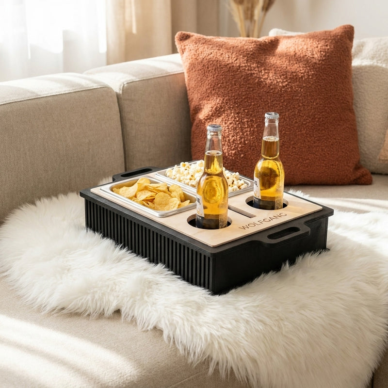 Couchy mit Snacks und Getränken auf dem Sofa